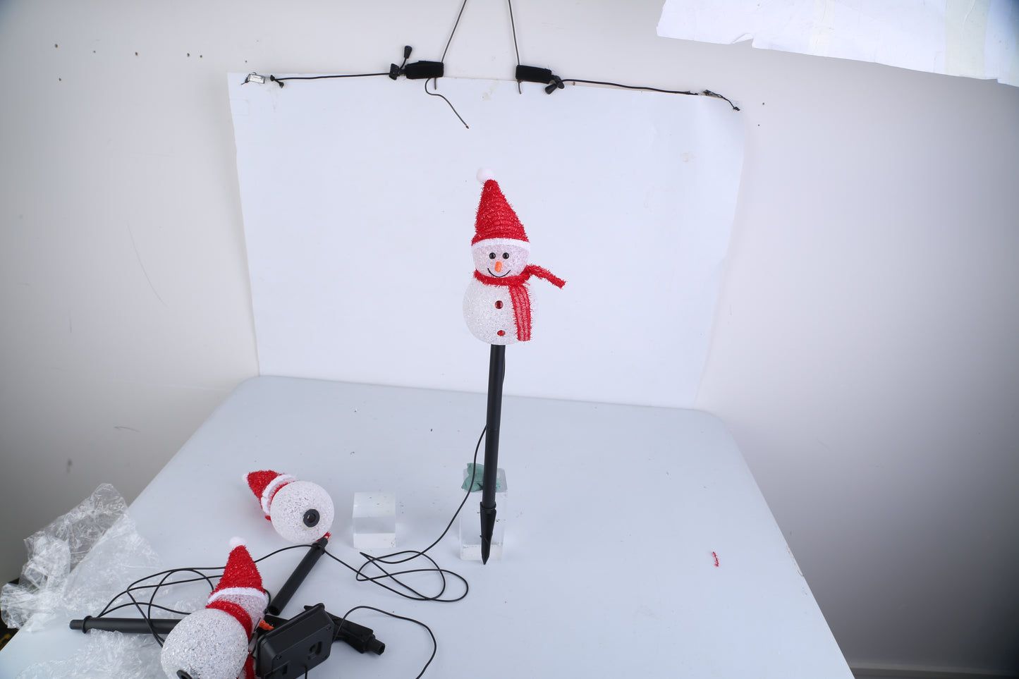 1Pc Solar Powered Lamp 3 Snowmen Outdoor Decorative Christmas Lamp Garden Stake Light IP55 Waterproof Santa Landscape Light Warm White LED Lighting Pathway Yard Patio